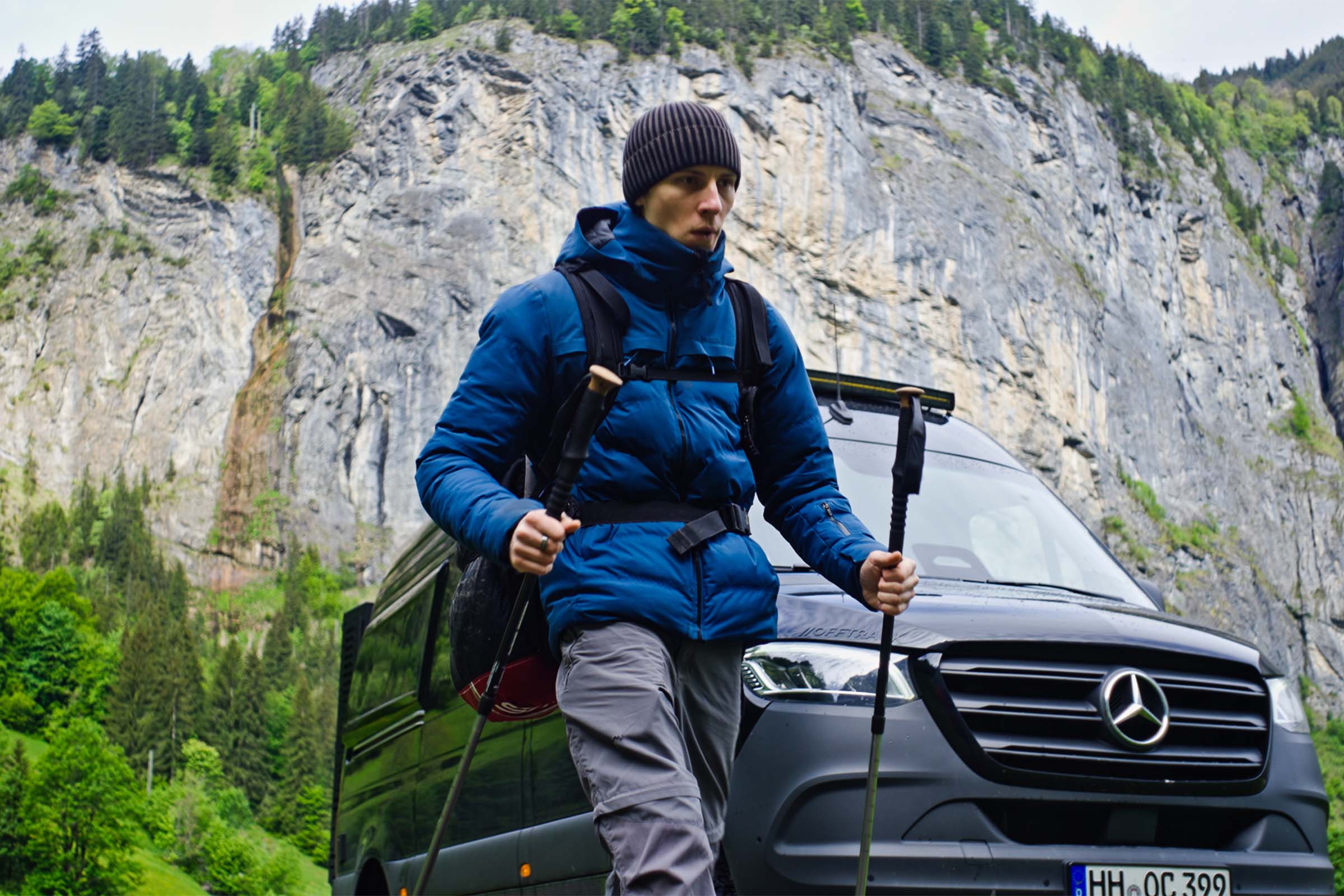 Bruno Gies mit Offtrack Camper vor Felsw&auml;nden in Lauterbrunnen