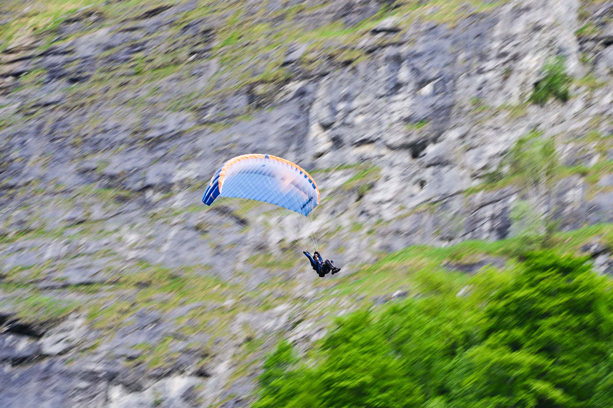 Bruno Gies fliegt mit Gleitschirm vor einer Felswand im Lauterbrunnental