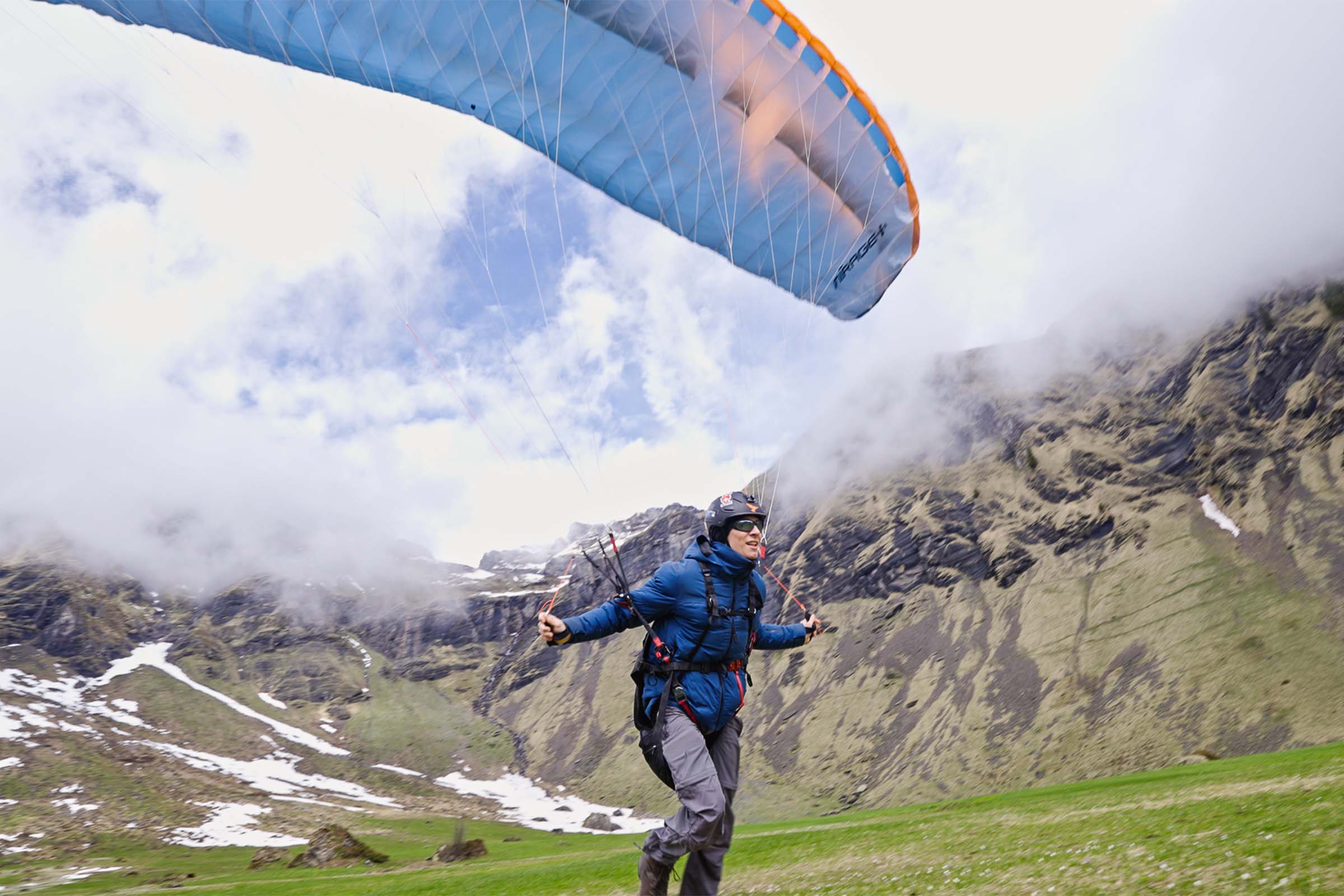 Bruno Gies startet mit Speedflying Schirm in den Schweizer Alpen