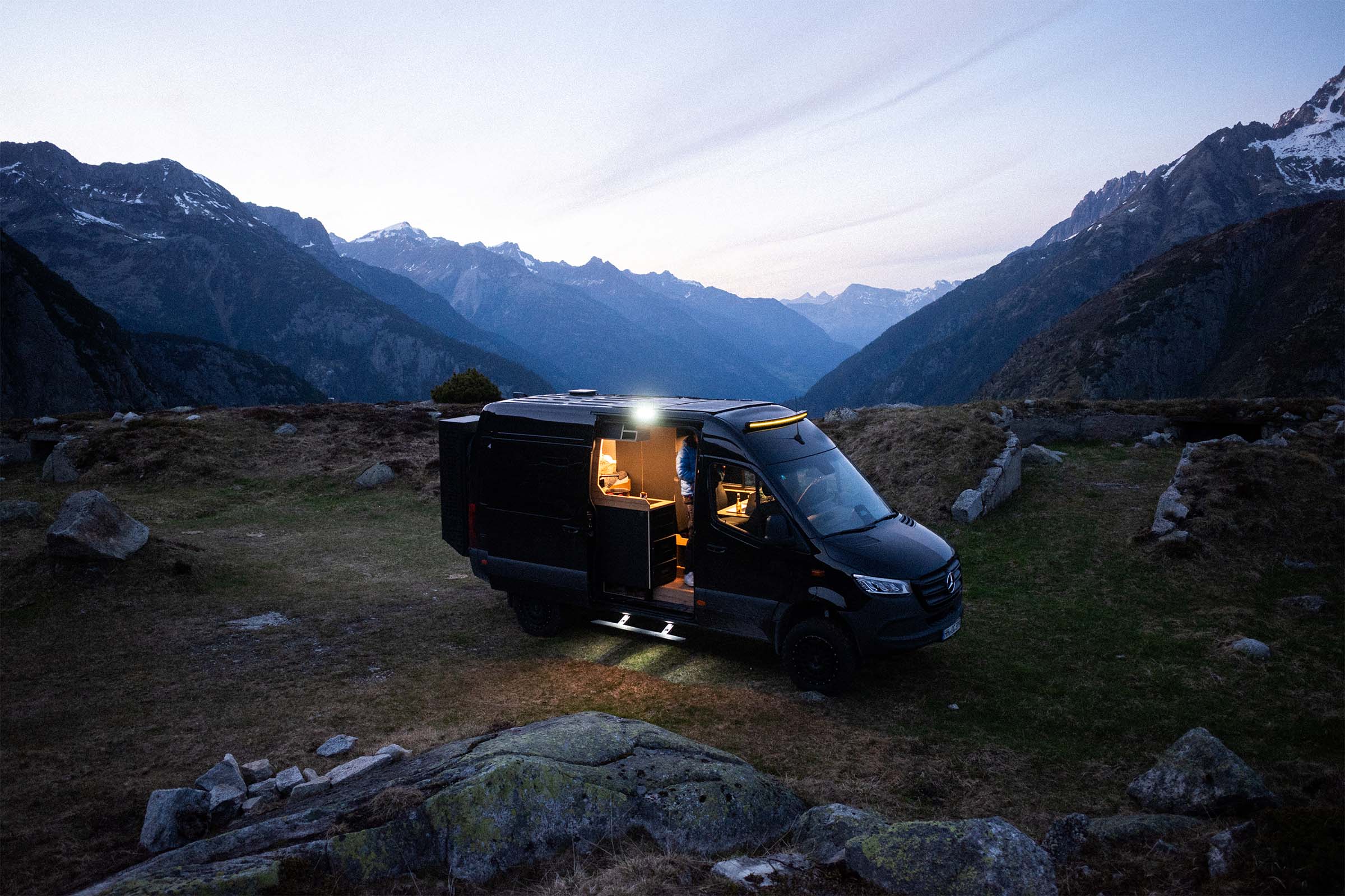 Offtrack Camper bei Nacht in den Schweizer Alpen