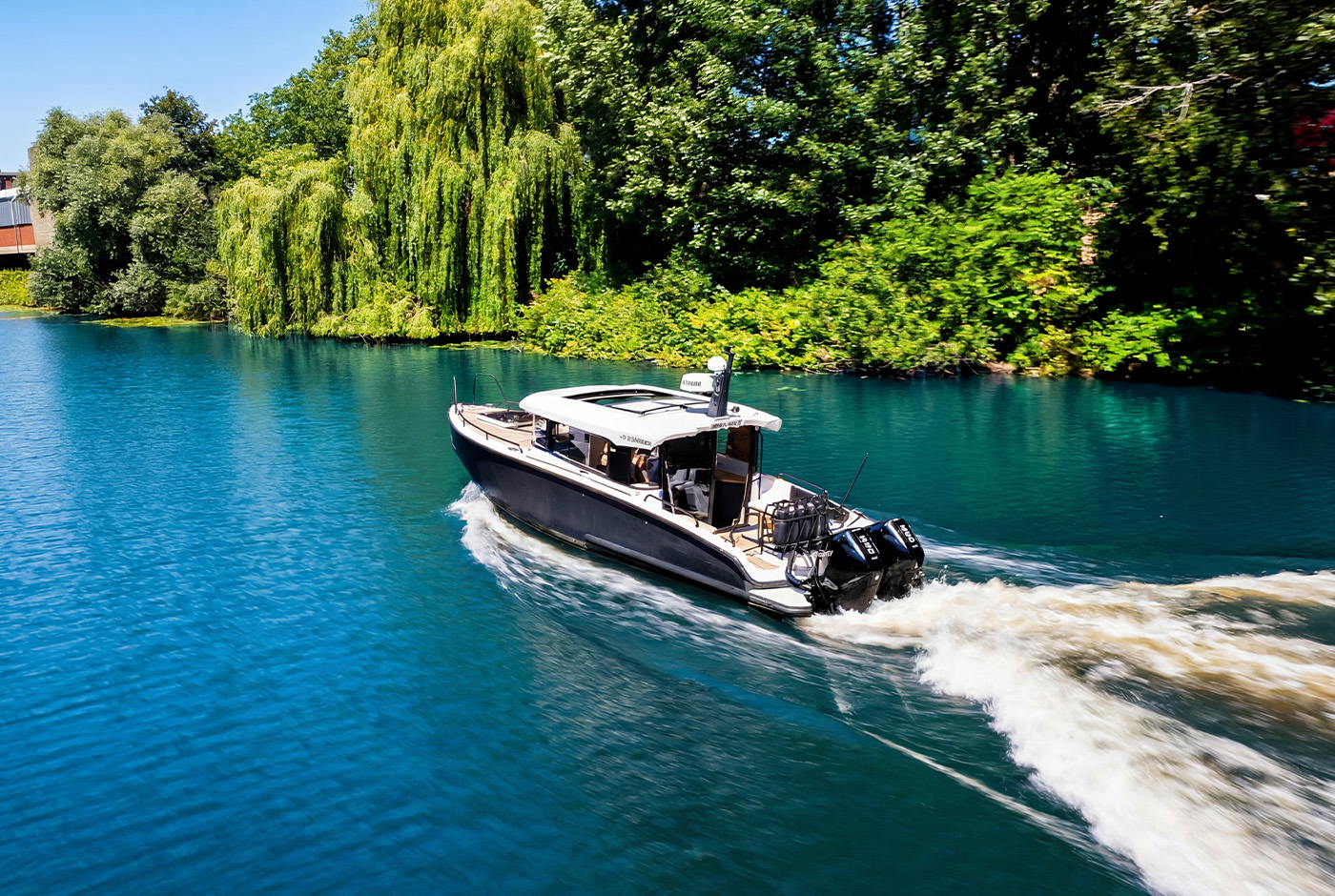 In Fahrt auf dem Fluss