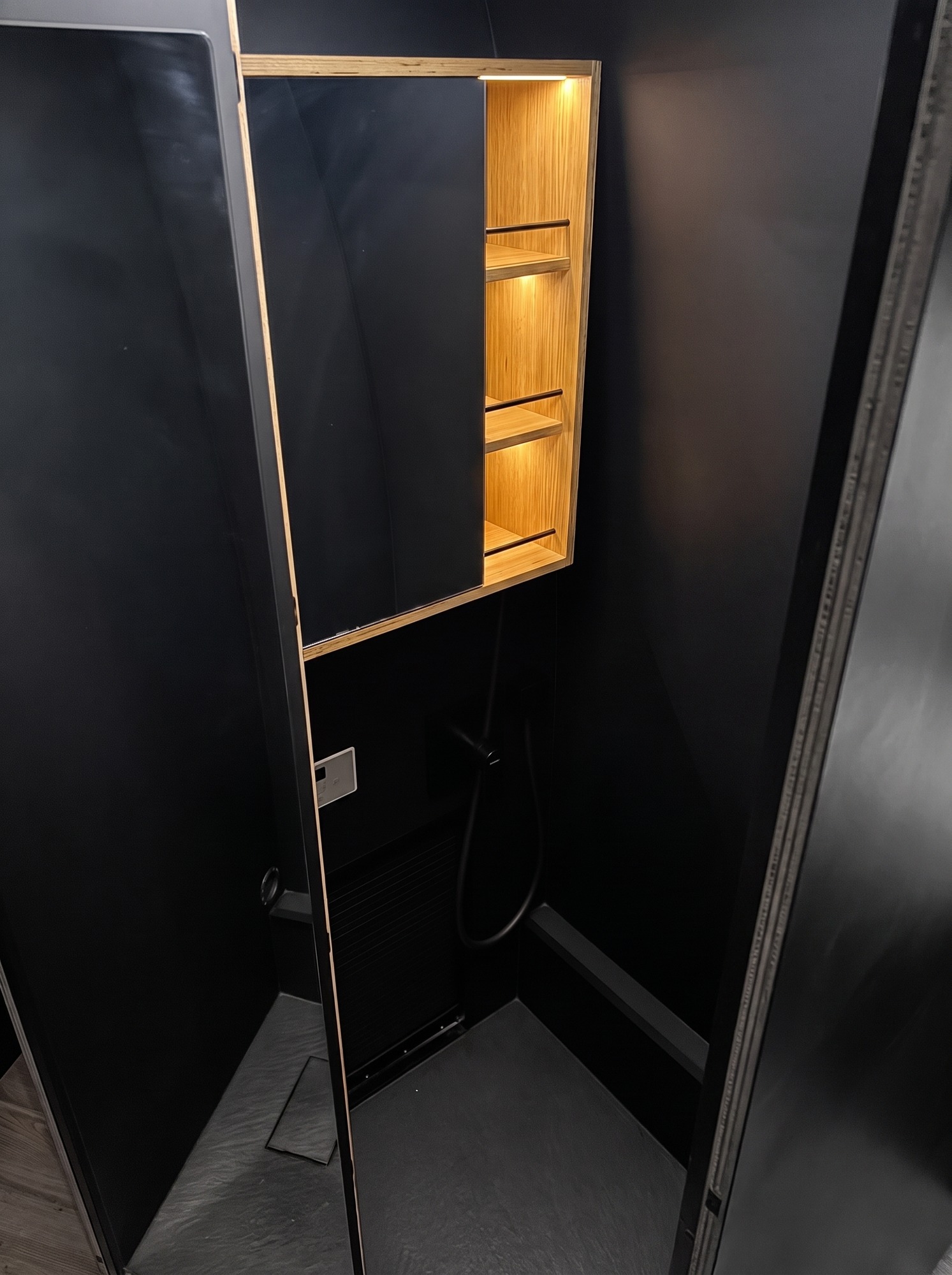 Offtrack Camper – Pre-Owned Sprinter Six Line