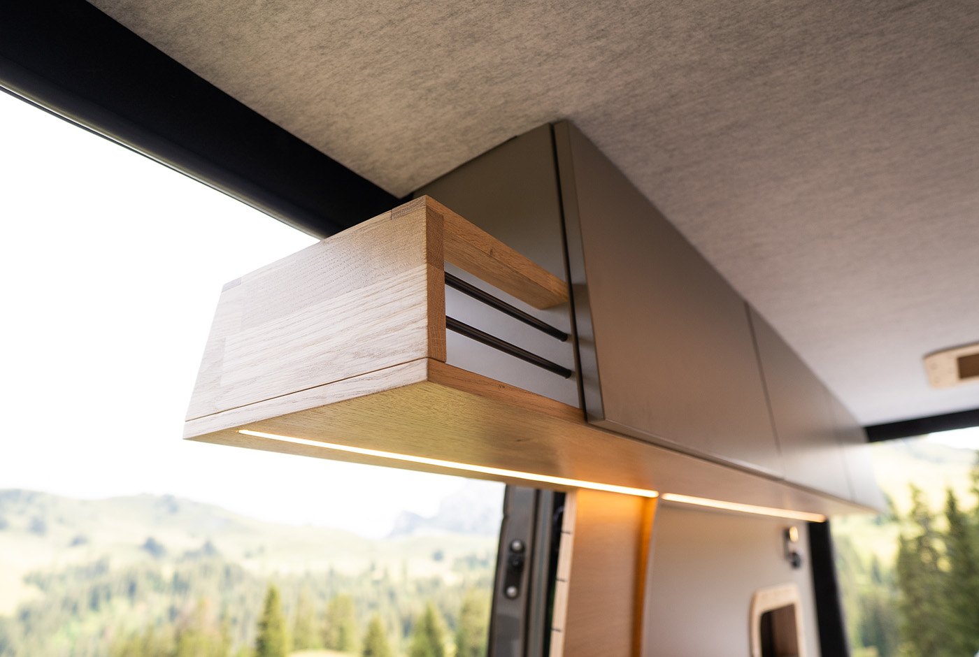 Offtrack Sprinter Six Line – Hängeschrank mit LED-Beleuchtung