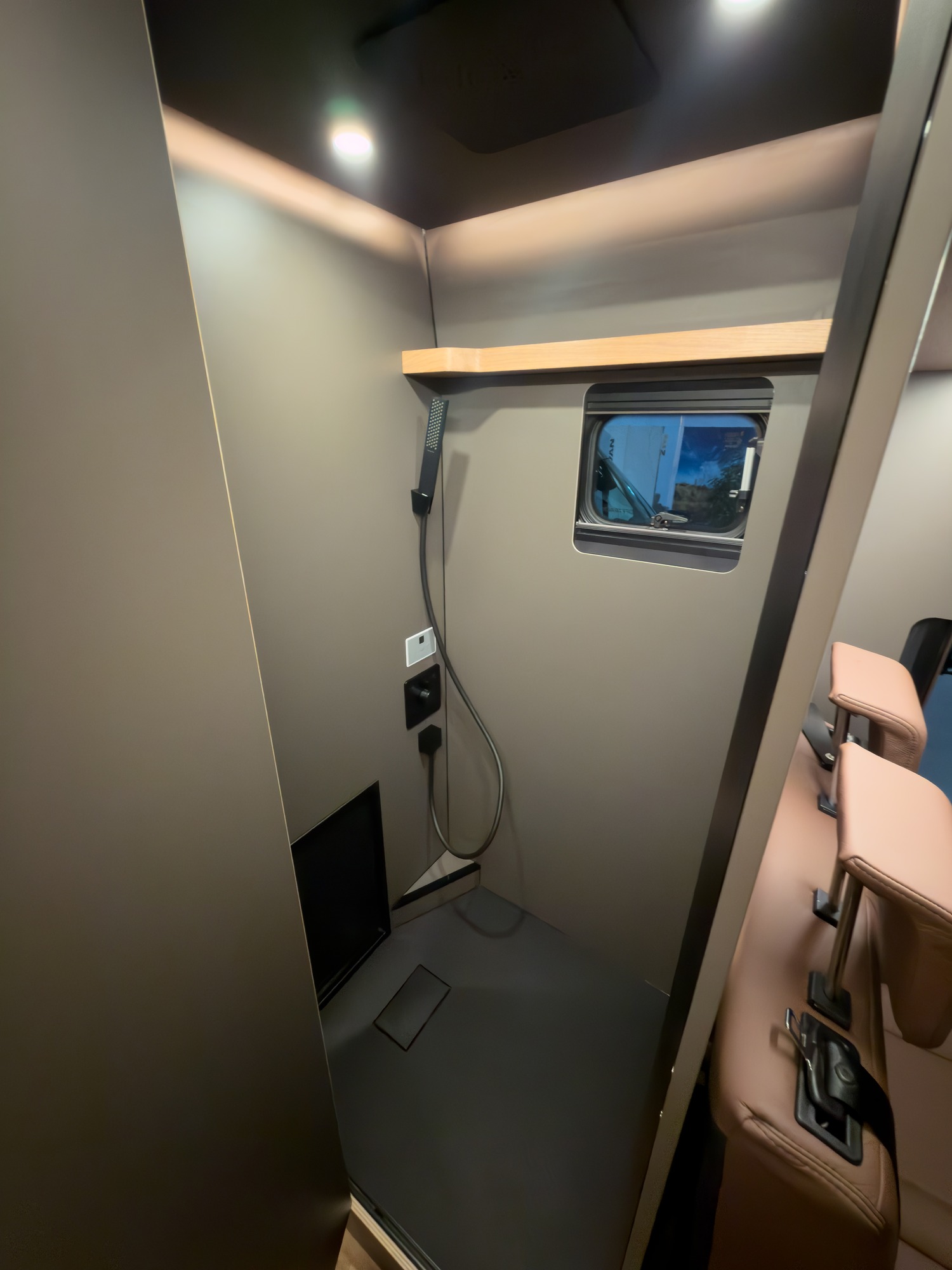 Offtrack Verge Bad mit Duschkabine und Hansgrohe Armaturen