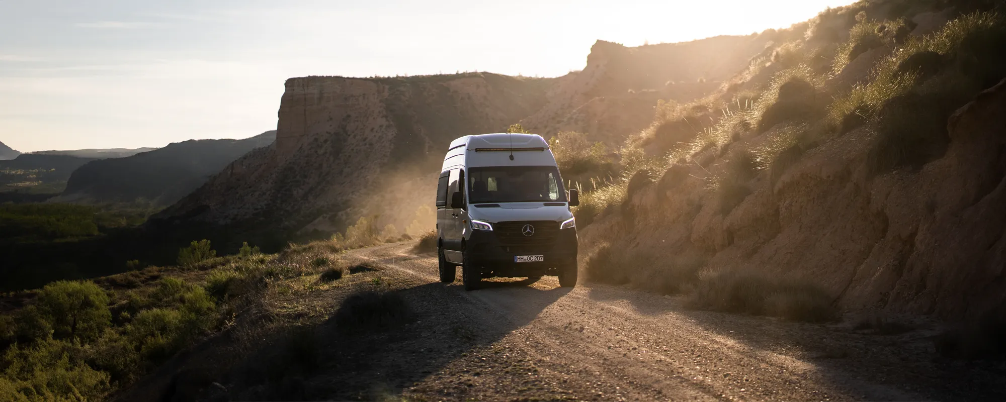 Offtrack Camper in verschneiter Landschaft